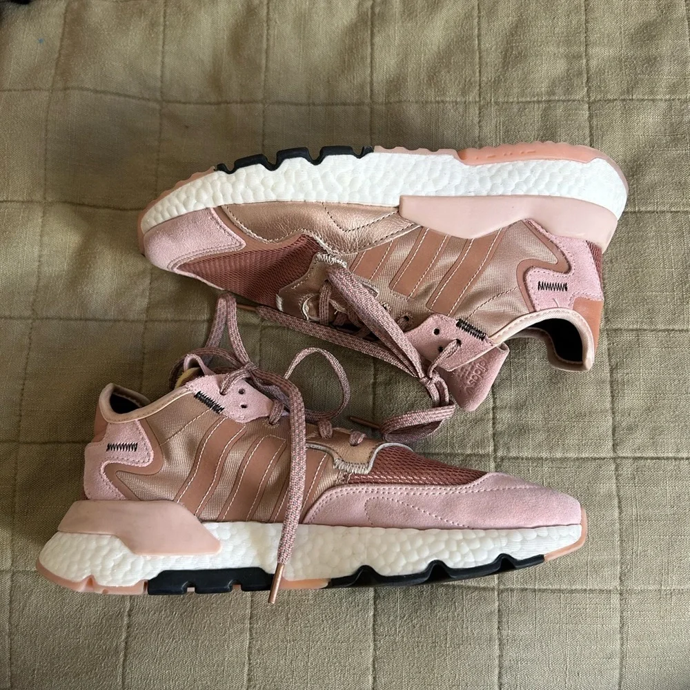 Women’s Adidas Nite Jogger Rose Gold Size 8 - Picture 1 of 6